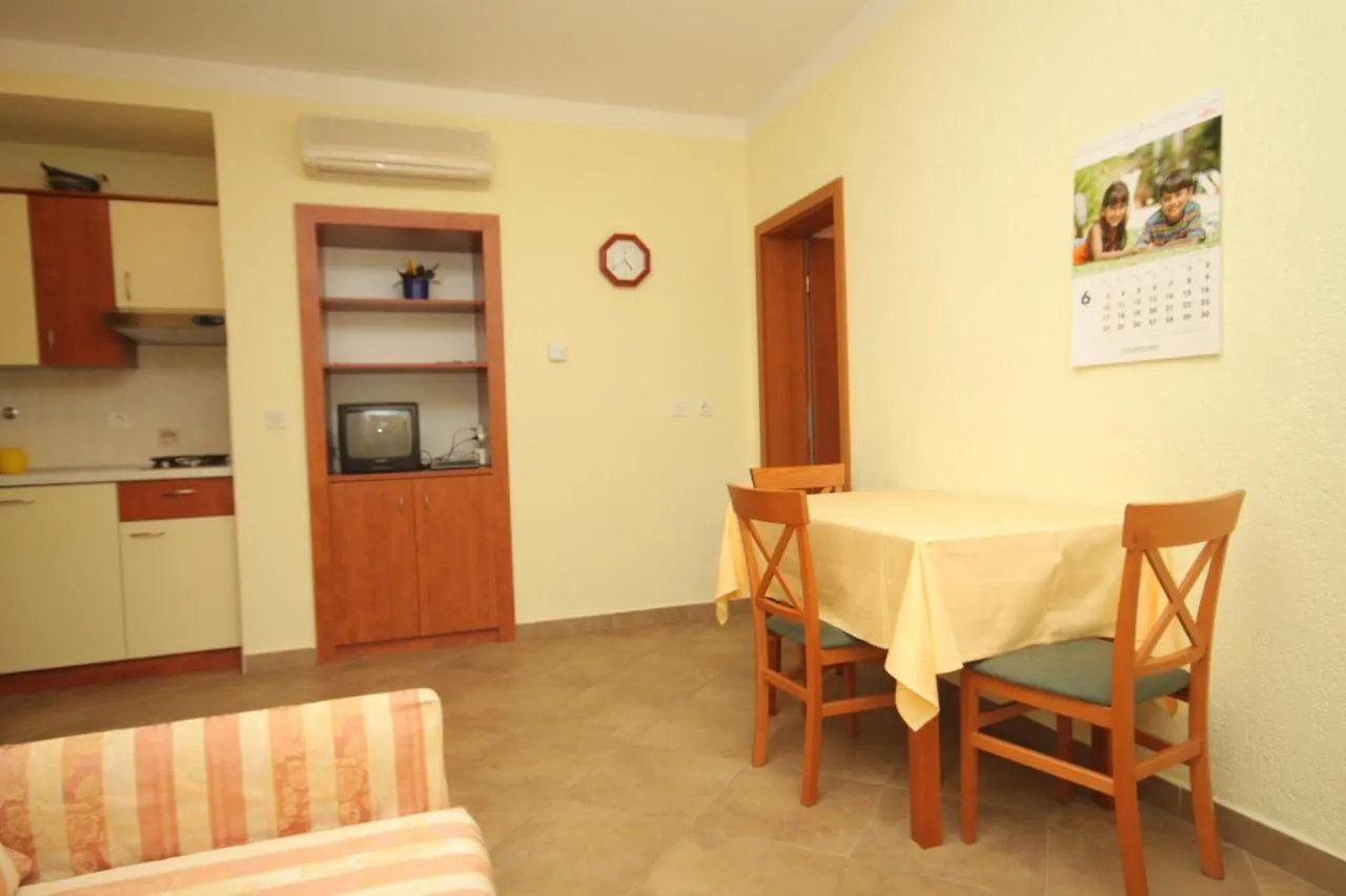 Apartments With A Parking Space مالي لوشينغْ كرواتيا